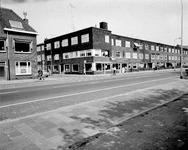 856765 Gezicht op de huizen Amsterdamsestraatweg 467 (midden) -lager te Utrecht, met links de ingang van de Hubert ...